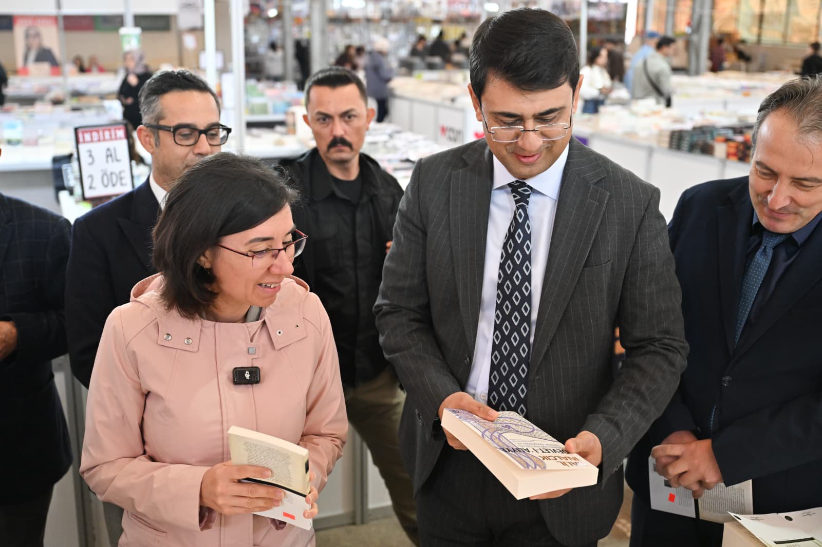 BİNLERCE KİTAP, BİNLERCE ZİYARETÇİ